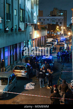 La camorra agguato, un 54-anno-vecchia donna, Annamaria Palmieri, è stato ucciso in un agguato in Via del'Alveo artificiale, nel quartiere di San Giovanni a Teduccio a Napoli. La donna aveva precedenti per reati contro la proprietà per i farmaci e per associazione per delinquere. Foto Stock