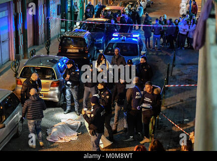 La camorra agguato, un 54-anno-vecchia donna, Annamaria Palmieri, è stato ucciso in un agguato in Via del'Alveo artificiale, nel quartiere di San Giovanni a Teduccio a Napoli. La donna aveva precedenti per reati contro la proprietà per i farmaci e per associazione per delinquere. Foto Stock