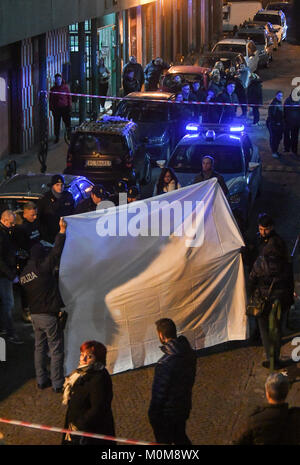 La camorra agguato, un 54-anno-vecchia donna, Annamaria Palmieri, è stato ucciso in un agguato in Via del'Alveo artificiale, nel quartiere di San Giovanni a Teduccio a Napoli. La donna aveva precedenti per reati contro la proprietà per i farmaci e per associazione per delinquere. Foto Stock