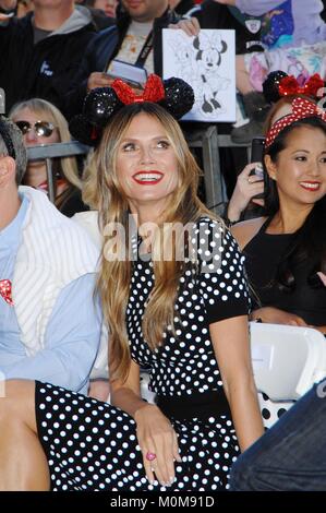 Los Angeles, CA, Stati Uniti d'America. Il 22 gennaio, 2018. Heidi Klum alla cerimonia di induzione per la stella sulla Hollywood Walk of Fame per Minnie Mouse, Hollywood Boulevard, Los Angeles, CA 22 gennaio 2018. Credito: Michael Germana/Everett raccolta/Alamy Live News Foto Stock