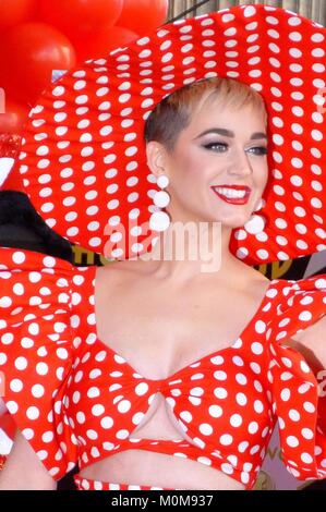 Los Angeles, CA, Stati Uniti d'America. Il 22 gennaio, 2018. Katy Perry alla cerimonia di induzione per la stella sulla Hollywood Walk of Fame per Minnie Mouse, Hollywood Boulevard, Los Angeles, CA 22 gennaio 2018. Credito: Michael Germana/Everett raccolta/Alamy Live News Foto Stock