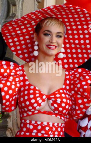 Los Angeles, CA, Stati Uniti d'America. Il 22 gennaio, 2018. Katy Perry alla cerimonia di induzione per la stella sulla Hollywood Walk of Fame per Minnie Mouse, Hollywood Boulevard, Los Angeles, CA 22 gennaio 2018. Credito: Michael Germana/Everett raccolta/Alamy Live News Foto Stock