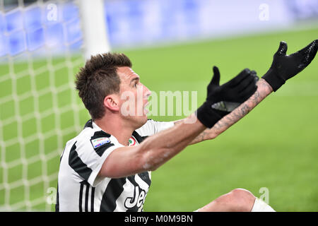 Torino, Italia. Il 22 gennaio, 2018. Mario Mandzukic (Juventus FC) guarda su durante la Serie A Italia partita di calcio tra Juventus e Genoa CFC a Allianz Stadium il 22 gennaio, 2018 a Torino, Italia. Credito: Antonio Polia/Alamy Live News Foto Stock