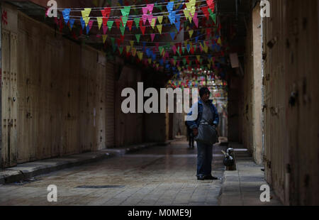 Nablus, West Bank, Territorio palestinese. 23 gen 2018. Una foto scattata il 23 gennaio 2018 illustra la gente camminare passato negozi chiusi in un vicolo nella città di Nablus nei territori occupati della Cisgiordania, come popolo di andare in sciopero per protestare contro la visita del Vice Presidente USA Mike Pence a Israele e a Gerusalemme Credito: Shadi Jarar'Ah/immagini APA/ZUMA filo/Alamy Live News Foto Stock