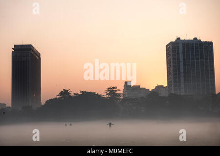 Kolkata. 23 gen 2018. Un uomo esercita nella fitta nebbia in Kolkata, India il 23 gennaio, 2018. Credito: Tumpa Mondal/Xinhua/Alamy Live News Foto Stock