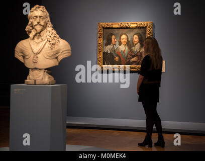 RA, Londra, Regno Unito. 23 gen 2018. Charles 1: Il re e il collettore riunisce i più grandi capolavori della collezione venduta e sparsi in tutta l'Europa dopo la esecuzione di Charles 1 nel 1649. La mostra viene eseguito dal 27 gennaio - 15 aprile 2018. Foto: François Dieussart. Charles I. marmo. Il Duca di Norfolk, Arundel Castle. Anthony van Dyck, Charles I in tre posizioni. Il Royal Collection / HM Queen Elizabeth II. Credito: Malcolm Park/Alamy Live News. Foto Stock