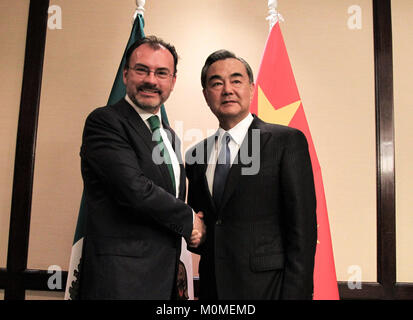 Santiago del Cile. Il 22 gennaio, 2018. Il ministro degli Affari Esteri cinese Wang Yi (R) incontra il messicano con il Segretario degli esteri Luis Videgaray a Santiago del Cile, il 22 gennaio 2018. Credito: Xu Rui/Xinhua/Alamy Live News Foto Stock