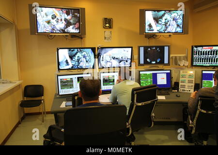 Mosca, Russia. Xix gen, 2018. Allenatori sorvegliare ciò che sta accadendo nel modulo di formazione in una sala di controllo di Yuri Gagarin Cosmonaut Training Center a Mosca, Russia, 19 gennaio 2018. Credito: Thomas Körbel/dpa/Alamy Live News Foto Stock