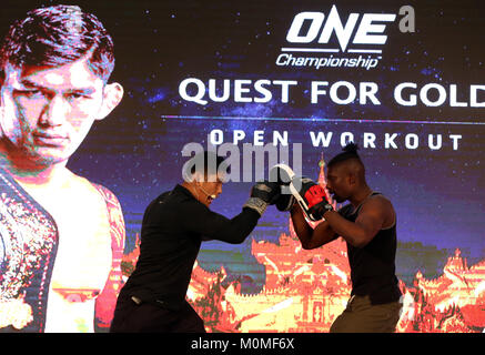 (180123) -- YANGON, 23 gennaio, 2018 (Xinhua) -- Mixed Martial Arts (MMA) fighter Aung La N ha cantato (L) dimostra la sua abilità di spettatori durante l'allenamento aperto di ricerca di oro in Yangon, Myanmar, 23 gennaio, 2018. Uno middleweight Campione del Mondo Python birmano Aung La N ha cantato dovrà affrontare il brasiliano Heavyweight Champion Alexandre Machado in un Pesi Mediomassimi concorso di uno: ricerca di oro a Thuwanna National Indoor Stadium di Yangon nel febbraio 23. (Xinhua/U Aung) Foto Stock