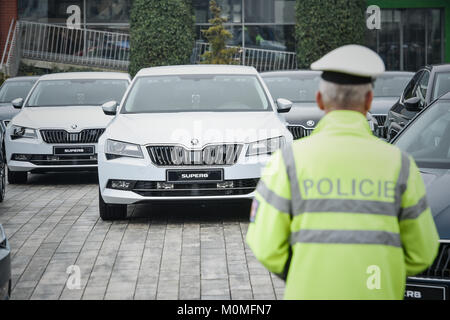 Mlada Boleslav, Repubblica Ceca. 23 gen 2018. Autostrada ceca poliziotti ricevono 19 nuova Skoda Superb auto da Skoda auto in Mlada Boleslav, Repubblica Ceca, Martedì, 23 gennaio 2018. Credito: Radek Petrasek/CTK foto/Alamy Live News Foto Stock