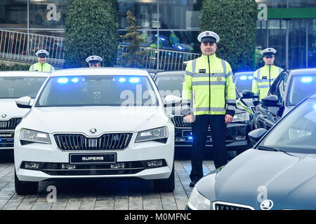 Mlada Boleslav, Repubblica Ceca. 23 gen 2018. Autostrada ceca poliziotti ricevono 19 nuova Skoda Superb auto da Skoda auto in Mlada Boleslav, Repubblica Ceca, Martedì, 23 gennaio 2018. Credito: Radek Petrasek/CTK foto/Alamy Live News Foto Stock