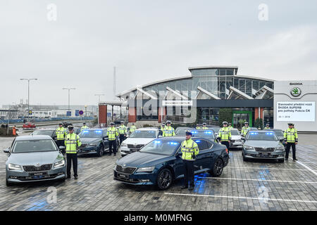 Mlada Boleslav, Repubblica Ceca. 23 gen 2018. Autostrada ceca poliziotti ricevono 19 nuova Skoda Superb auto da Skoda auto in Mlada Boleslav, Repubblica Ceca, Martedì, 23 gennaio 2018. Credito: Radek Petrasek/CTK foto/Alamy Live News Foto Stock