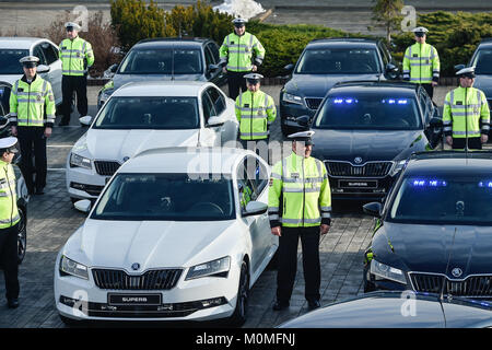 Mlada Boleslav, Repubblica Ceca. 23 gen 2018. Autostrada ceca poliziotti ricevono 19 nuova Skoda Superb auto da Skoda auto in Mlada Boleslav, Repubblica Ceca, Martedì, 23 gennaio 2018. Credito: Radek Petrasek/CTK foto/Alamy Live News Foto Stock