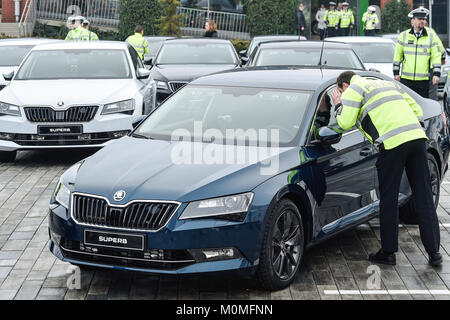 Mlada Boleslav, Repubblica Ceca. 23 gen 2018. Autostrada ceca poliziotti ricevono 19 nuova Skoda Superb auto da Skoda auto in Mlada Boleslav, Repubblica Ceca, Martedì, 23 gennaio 2018. Credito: Radek Petrasek/CTK foto/Alamy Live News Foto Stock