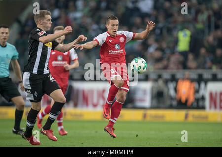 Moenchengladbach, Deutschland. Xix gen, 2016. Pablo de BLASIS (MZ)(r). in Aktion con sfera, angegriffen von Matthias GINTER (MG); Fussball 1. Bundesliga, 11. Giornata Borussia Monchengladbach (MG) - FSV FSV FSV Mainz 05 (MZ) 1:1, am 04.11.2017 in Borussia Monchengladbach/Germania. |L'utilizzo del credito in tutto il mondo: dpa/Alamy Live News Foto Stock