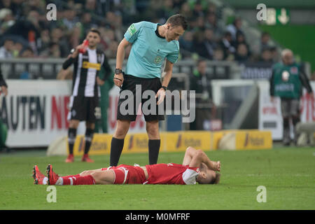 Moenchengladbach, Deutschland. Xix gen, 2016. arbitro Sven JABLONSKI (GER) erkundigt sich dopo werten dem Befinden von Alexandru MAXIM (MZ), der ruecklings auf dem passo liegt; sorge, Fuersorge (Fursorge), Verletzung; Fussball 1. Bundesliga, 11. Giornata Borussia Monchengladbach (MG) - FSV FSV FSV Mainz 05 (MZ) 1:1, am 04.11.2017 in Borussia Monchengladbach/Germania. |L'utilizzo del credito in tutto il mondo: dpa/Alamy Live News Foto Stock