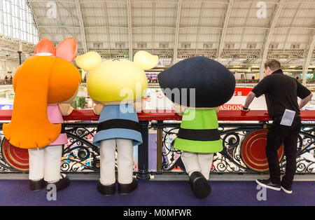 Londra, Regno Unito. 23 gen 2018. Power Puff Girls guardando giù alla Fiera del giocattolo. Credito: Laura De Meo/ Alamy Live News Foto Stock