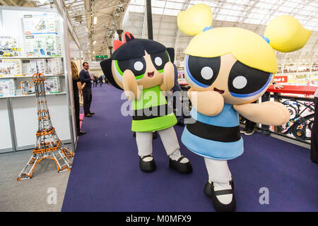 Londra, Regno Unito. 23 gen 2018. Power Puff ragazze che posano per una foto alla fiera del giocattolo. Credito: Laura De Meo/ Alamy Live News Foto Stock