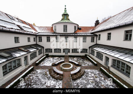 Monaco di Baviera, Germania. Xviii Dicembre, 2017. Neve si trova nel cortile del convento dei cappuccini, dove il giornalista Cattolico Scuola ifp si trova a Monaco di Baviera, Germania, 18 dicembre 2017. Questo anno il giornalista Cattolico Scuola festeggia il suo cinquantesimo anniversario. Credito: Matthias esitano di fronte/dpa/Alamy Live News Foto Stock