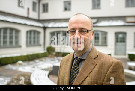 Monaco di Baviera, Germania. Xviii Dicembre, 2017. Ifp direttore Bernhard Remmers sorge di fronte al giornalista cattolica scuola ifp a Monaco di Baviera, Germania, 18 dicembre 2017. Questo anno il giornalista Cattolico Scuola festeggia il suo cinquantesimo anniversario. Credito: Matthias esitano di fronte/dpa/Alamy Live News Foto Stock