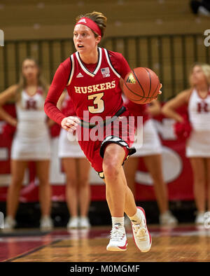 Gennaio 22, 2018 - Piscataway, New Jersey, Stati Uniti - Nebraska Cornhuskers guard Hannah biancastro (3) spinge la sfera di corte nella prima metà tra il Nebraska Cornhuskers e Rutgers Scarlet Knights alla Rutgers Athletic Center di Piscataway, New Jersey. Il Nebraska sconfitto Rutgers 52-42. Duncan Williams/CSM Foto Stock