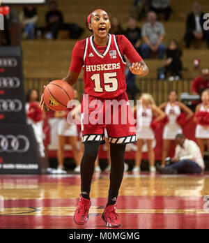 Gennaio 22, 2018 - Piscataway, New Jersey, Stati Uniti - Nebraska Cornhuskers guard Bria Stallworth (15) porta la palla fino corte nella prima metà tra il Nebraska Cornhuskers e Rutgers Scarlet Knights alla Rutgers Athletic Center di Piscataway, New Jersey. Il Nebraska sconfitto Rutgers 52-42. Duncan Williams/CSM Foto Stock