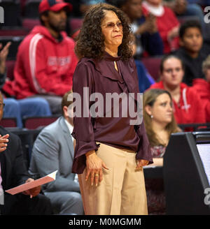 Gennaio 22, 2018 - Piscataway, New Jersey, Stati Uniti - Rutgers Scarlet Knights head coach C. Vivian Stringer guarda all azione sulla corte durante il gioco tra il Nebraska Cornhuskers e Rutgers Scarlet Knights alla Rutgers Athletic Center di Piscataway, New Jersey. Il Nebraska sconfitto Rutgers 52-42. Duncan Williams/CSM Foto Stock