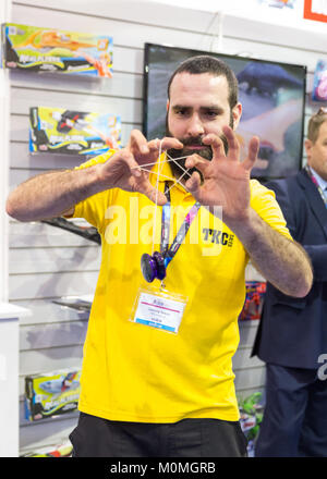 Kensington Olympia, Londra, Regno Unito, 23 gennaio 2018. Un Yomega yo-yo dimostrazione presso il TKC stand. La Toy Fair è il più grande del Regno Unito, giocattolo dedicato, gioco e hobby trade show, con più di 270 aziende espositrici. Si svolge ogni anno a fine gennaio a Kensington Olympia exhibition halls, Londra. Essa corre Jan 23-25. Credito: Imageplotter News e sport/Alamy Live News Foto Stock