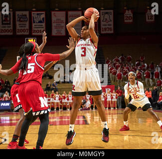 Gennaio 22, 2018 - Piscataway, New Jersey, Stati Uniti - Rutgers Scarlet Knights guard Tyler Scaife (3) spara su Nebraska Cornhuskers guard Bria Stallworth (15) nella seconda metà tra il Nebraska Cornhuskers e Rutgers Scarlet Knights alla Rutgers Athletic Center di Piscataway, New Jersey. Il Nebraska sconfitto Rutgers 52-42. Duncan Williams/CSM Foto Stock