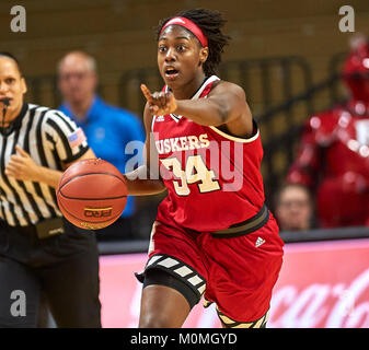 Gennaio 22, 2018 - Piscataway, New Jersey, Stati Uniti - Nebraska Cornhuskers guard Jasmine Cincore (34) spinge la sfera di corte nella prima metà tra il Nebraska Cornhuskers e Rutgers Scarlet Knights alla Rutgers Athletic Center di Piscataway, New Jersey. Il Nebraska sconfitto Rutgers 52-42. Duncan Williams/CSM Foto Stock