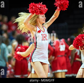 Gennaio 22, 2018 - Piscataway, New Jersey, Stati Uniti - Un Rutgers Scarlet Knights cheerleader durante il gioco tra il Nebraska Cornhuskers e Rutgers Scarlet Knights alla Rutgers Athletic Center di Piscataway, New Jersey. Il Nebraska sconfitto Rutgers 52-42. Duncan Williams/CSM Foto Stock