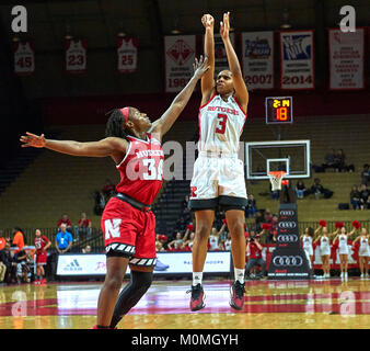 Gennaio 22, 2018 - Piscataway, New Jersey, Stati Uniti - Rutgers Scarlet Knights guard Tyler Scaife (3) spara su Nebraska Cornhuskers guard Jasmine Cincore (34) nella seconda metà tra il Nebraska Cornhuskers e Rutgers Scarlet Knights alla Rutgers Athletic Center di Piscataway, New Jersey. Il Nebraska sconfitto Rutgers 52-42. Duncan Williams/CSM Foto Stock