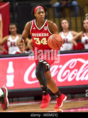 Gennaio 22, 2018 - Piscataway, New Jersey, Stati Uniti - Nebraska Cornhuskers guard Jasmine Cincore (34) porta la palla fino corte nella prima metà tra il Nebraska Cornhuskers e Rutgers Scarlet Knights alla Rutgers Athletic Center di Piscataway, New Jersey. Il Nebraska sconfitto Rutgers 52-42. Duncan Williams/CSM Foto Stock