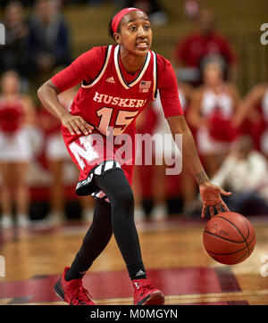 Gennaio 22, 2018 - Piscataway, New Jersey, Stati Uniti - Nebraska Cornhuskers guard Bria Stallworth (15) porta la palla fino corte nella prima metà tra il Nebraska Cornhuskers e Rutgers Scarlet Knights alla Rutgers Athletic Center di Piscataway, New Jersey. Il Nebraska sconfitto Rutgers 52-42. Duncan Williams/CSM Foto Stock