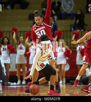 Gennaio 22, 2018 - Piscataway, New Jersey, Stati Uniti - Rutgers Scarlet Knights guard Jazlynd Rollins (1) riceve pressione dalla Nebraska Cornhuskers avanti Darrien Washington (50) nella prima metà tra il Nebraska Cornhuskers e Rutgers Scarlet Knights alla Rutgers Athletic Center di Piscataway, New Jersey. Il Nebraska sconfitto Rutgers 52-42. Duncan Williams/CSM Foto Stock