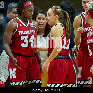 Piscataway, New Jersey, USA. Xxi gen, 2018. Il Nebraska Cornhuskers head coach Amy Williams (medio) incarica il suo team tra il Nebraska Cornhuskers e Rutgers Scarlet Knights alla Rutgers Athletic Center di Piscataway, New Jersey. Il Nebraska sconfitto Rutgers 52-42. Duncan Williams/CSM/Alamy Live News Foto Stock