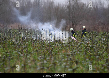 Oberhausen-Rheinhausen, Germania. 23 gen 2018. Vigili del fuoco sicuro sito incidente in cui un velivolo di piccole dimensioni e un elicottero schiantato a metà in aria in Oberhausen-Rheinhausen, Germania, 23 Gennaio 2018Credito: dpa picture alliance/Alamy Live News Foto Stock