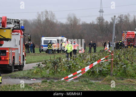 Oberhausen-Rheinhausen, Germania. 23 gen 2018. Gli ufficiali di polizia e vigili del fuoco sicuro sito incidente in cui un velivolo di piccole dimensioni e un elicottero schiantato a metà in aria in Oberhausen-Rheinhausen, Germania, 23 Gennaio 2018Credito: dpa picture alliance/Alamy Live News Foto Stock