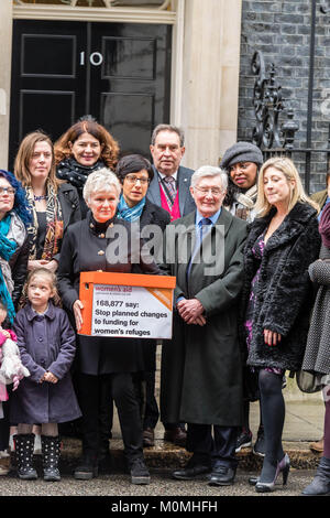 Londra, 23 gennaio 2018, Dame Julie Walters, attrice e scrittrice arriva a Downing Street per presentare una donna di aiuto petizione contro i cambiamenti proposti nel finanziamento per donne rifugi. Credito: Ian Davidson/Alamy Live News Foto Stock