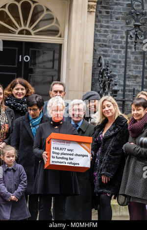 Londra, 23 gennaio 2018, Dame Julie Walters, attrice e scrittrice arriva a Downing Street a presnet una donna di aiuto petizione contro i cambiamenti proposti nel finanziamento per donne rifugi. Credito: Ian Davidson/Alamy Live News Foto Stock