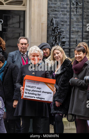 Londra, 23 gennaio 2018, Dame Julie Walters, attrice e scrittrice arriva a Downing Street per presentare una donna di aiuto petizione contro i cambiamenti proposti nel finanziamento per donne rifugi. Credito: Ian Davidson/Alamy Live News Foto Stock