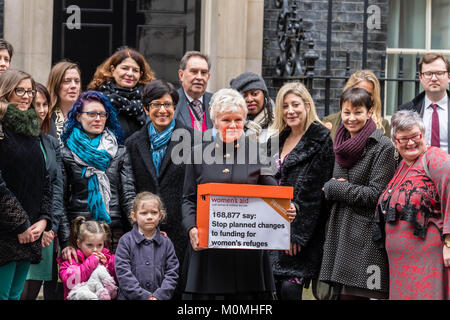 Londra, 23 gennaio 2018, Dame Julie Walters, attrice e scrittrice arriva a Downing Street per presentare una donna di aiuto petizione contro i cambiamenti proposti nel finanziamento per donne rifugi. Credito: Ian Davidson/Alamy Live News Foto Stock