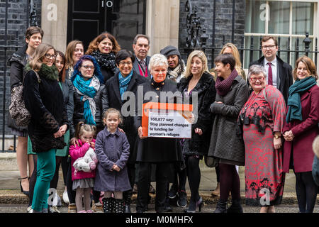 Londra, 23 gennaio 2018, Dame Julie Walters, attrice e scrittrice arriva a Downing Street per presentare una donna di aiuto petizione contro i cambiamenti proposti nel finanziamento per donne rifugi. Credito: Ian Davidson/Alamy Live News Foto Stock