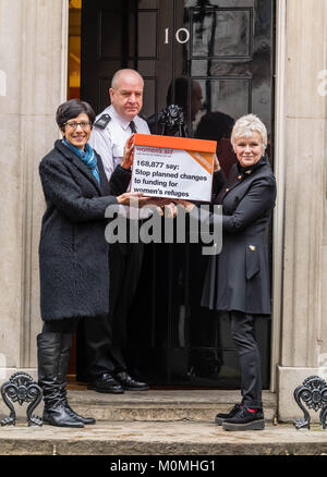 Londra, 23 gennaio 2018, Dame Julie Walters, attrice e scrittrice arriva a Downing Street per presentare una donna di aiuto petizione contro i cambiamenti proposti nel finanziamento per donne rifugi. Credito: Ian Davidson/Alamy Live News Foto Stock