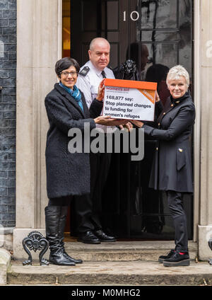 Londra, 23 gennaio 2018, Dame Julie Walters, attrice e scrittrice arriva a Downing Street a presnet una donna di aiuto petizione contro i cambiamenti proposti nel finanziamento per donne rifugi. Credito: Ian Davidson/Alamy Live News Foto Stock