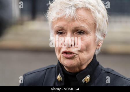 Londra, 23 gennaio 2018, Dame Julie Walters, attrice e scrittrice arriva a Downing Street per presentare una donna di aiuto petizione contro i cambiamenti proposti nel finanziamento per donne rifugi. Credito: Ian Davidson/Alamy Live News Foto Stock