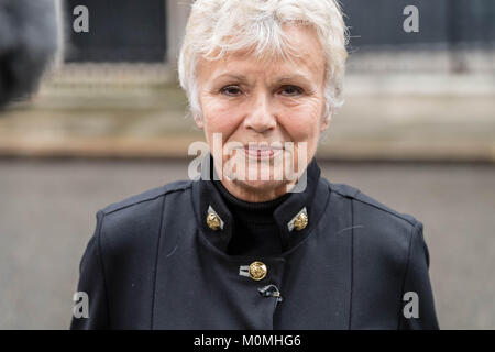 Londra, 23 gennaio 2018, Dame Julie Walters, attrice e scrittrice arriva a Downing Street per presentare una donna di aiuto petizione contro i cambiamenti proposti nel finanziamento per donne rifugi. Credito: Ian Davidson/Alamy Live News Foto Stock