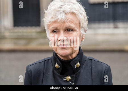 Londra, 23 gennaio 2018, Dame Julie Walters, attrice e scrittrice arriva a Downing Street per presentare una donna di aiuto petizione contro i cambiamenti proposti nel finanziamento per donne rifugi. Credito: Ian Davidson/Alamy Live News Foto Stock