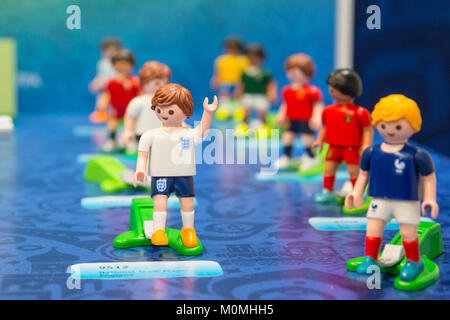 Kensington Olympia, Londra, Regno Unito, 23 gennaio 2018. Un England Football playmobil player per il 2018 Coppa del Mondo di Calcio al Playmobil stand. La Toy Fair è il più grande del Regno Unito, giocattolo dedicato, gioco e hobby trade show, con più di 270 aziende espositrici. Si svolge ogni anno a fine gennaio a Kensington Olympia exhibition halls, Londra. Essa corre Jan 23-25. Foto Stock