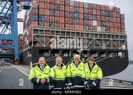 Amburgo, Germania. 23 gen 2018. Amburgo il sindaco di Olaf Scholz (il Partito socialdemocratico (SPD), L-R), Angela Titzrath, CEO di Hamburger Hafen und Logistik AG (HHLA), Presidente tedesco Frank-Walter Steinmeier e sua moglie Elke Buedenbender, guardando la fotocamera nella parte anteriore del contenitore di una nave presso il terminal Altenwerder della HHLA di Amburgo, Germania, 23 gennaio 2018. Credito: Axel Heimken/dpa/Alamy Live News Foto Stock